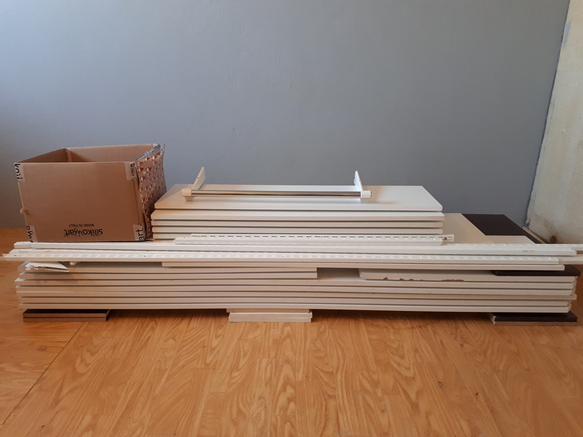 Hillur, veggfestingar og hilluberar. Fæs