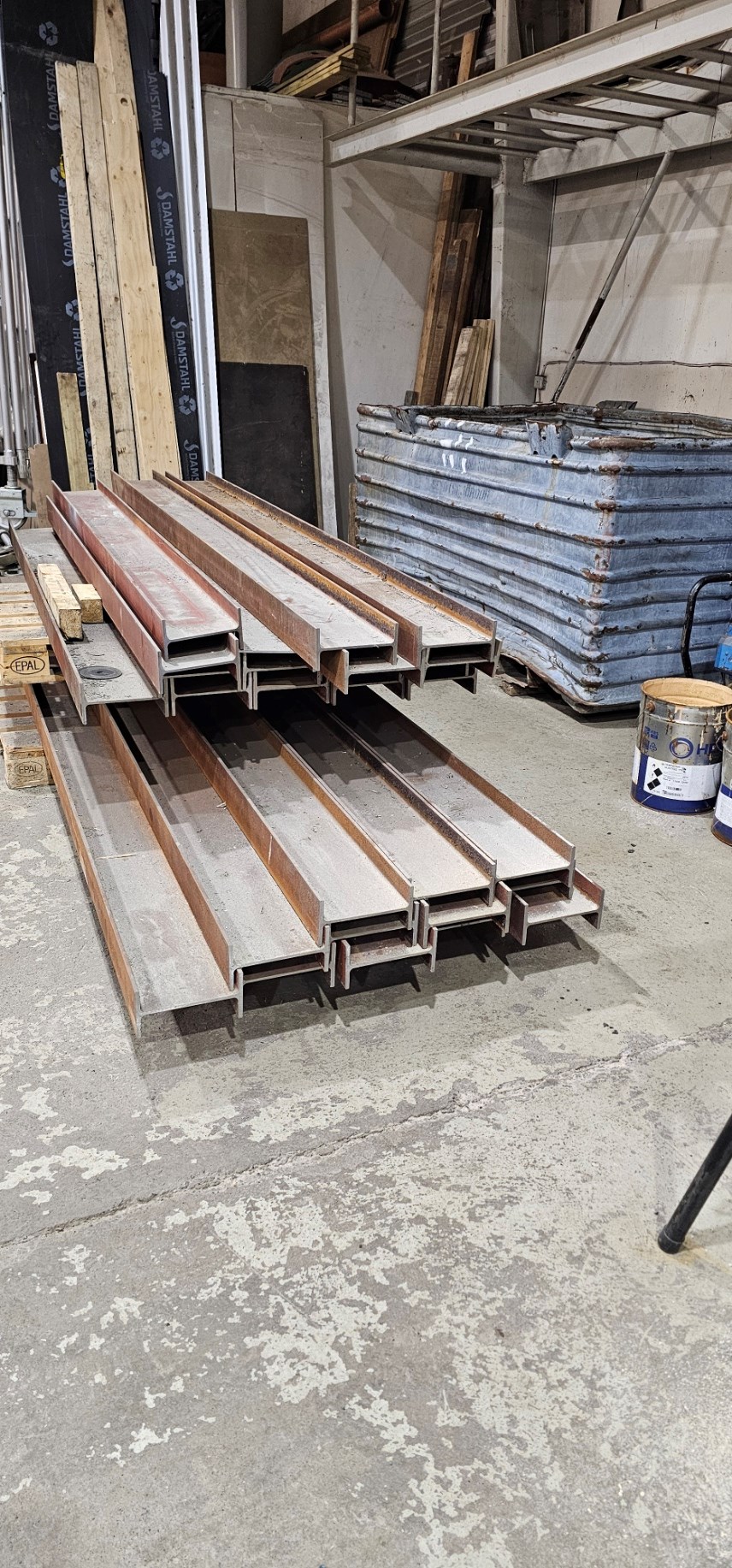 Til sölu efni í stálgrind 120 m2 hús búi