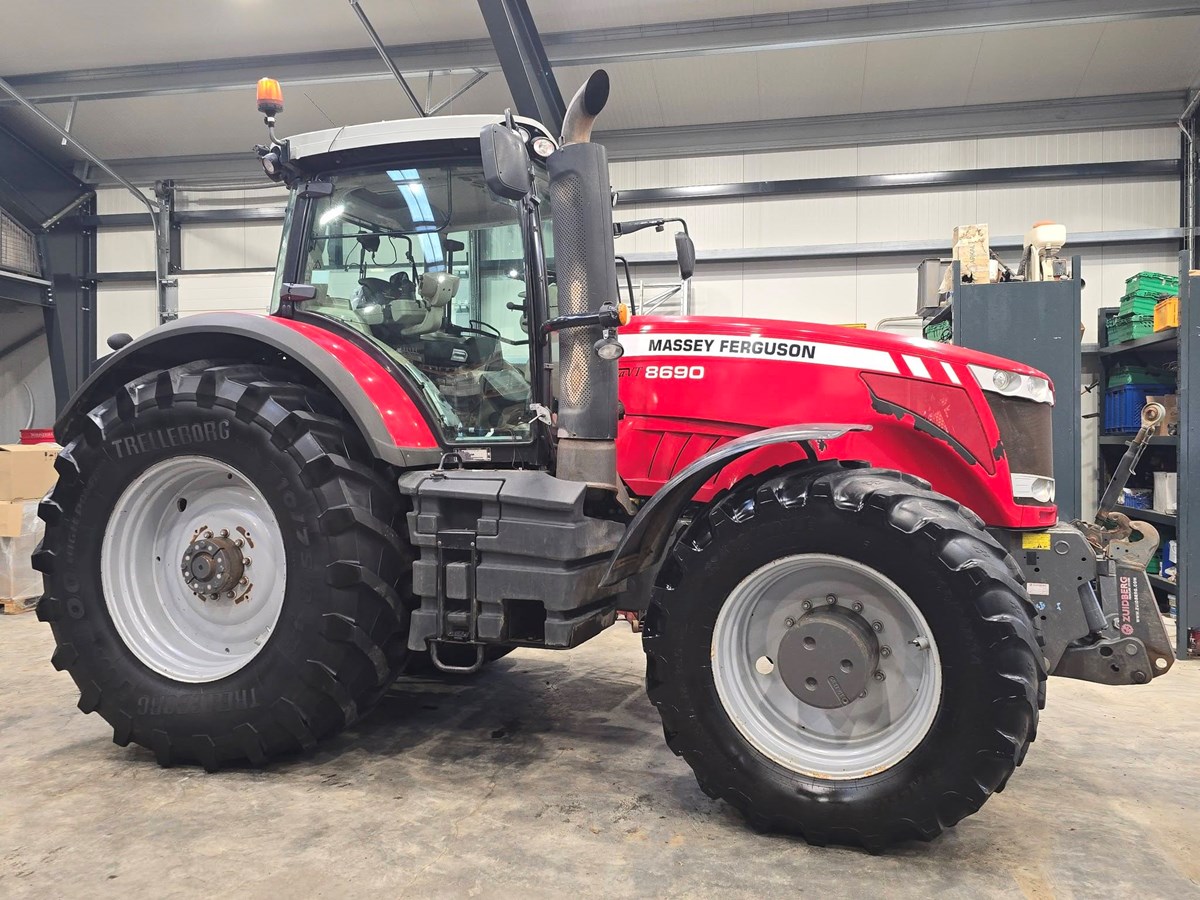 Til sölu Massey Ferguson 8690Árgerð 20