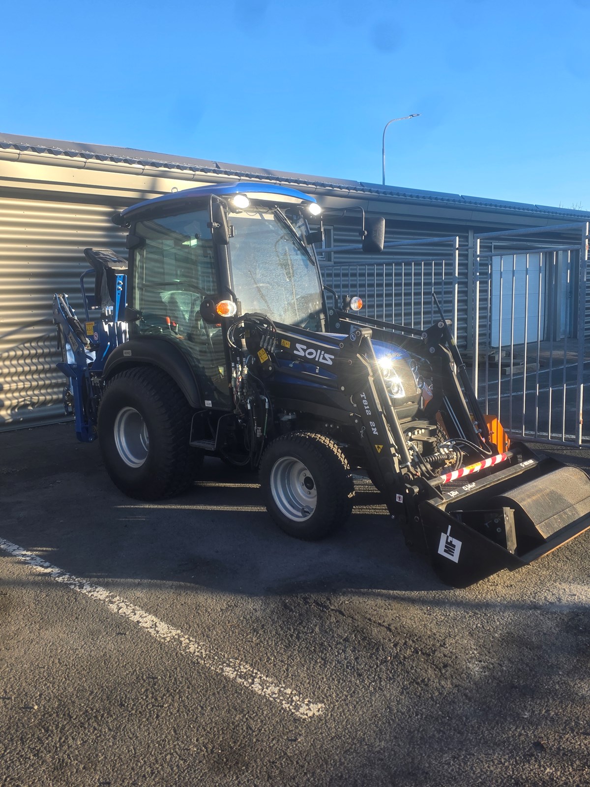 Solis smá grafa með húsi og bachoe 2 sko