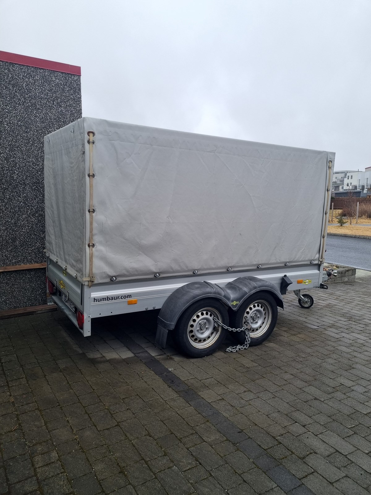 2 öxla kerra yfirbyggð með segli. Burðar