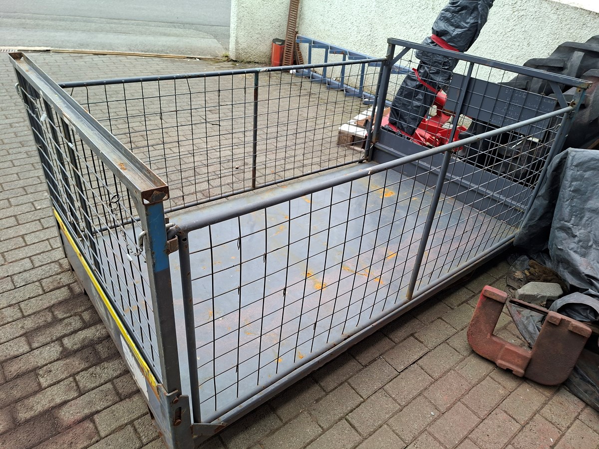 Vörubretti með grind. Staðsett í Kópavog