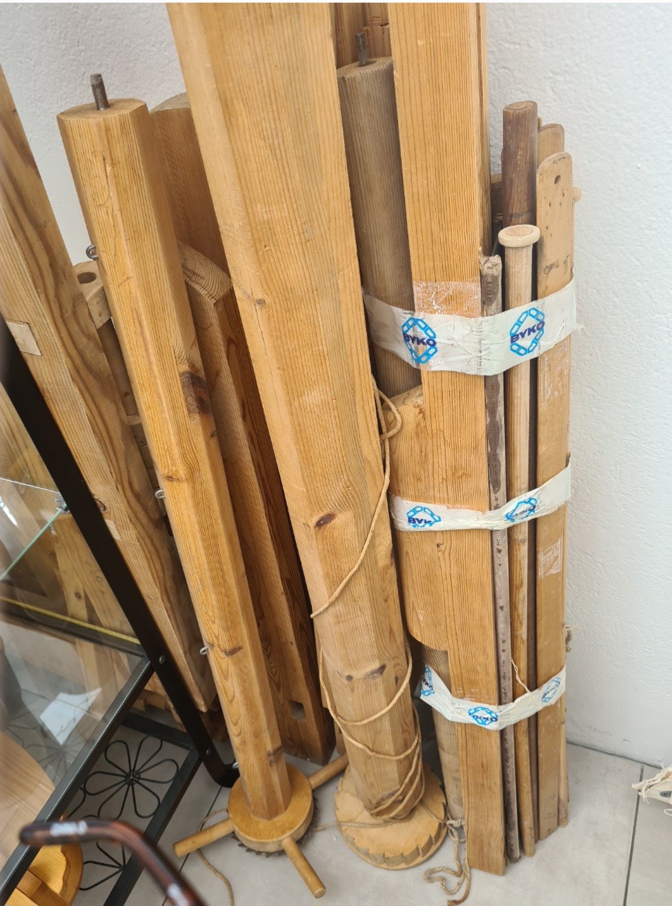 Gamall vefstóll til sölu ósamsettur.Ve