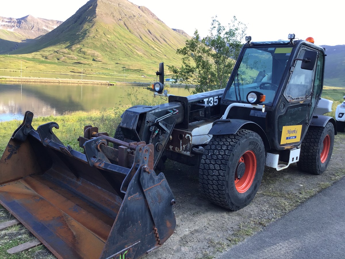 Skotbómulyftari Bocat T3571. 8760 tími e