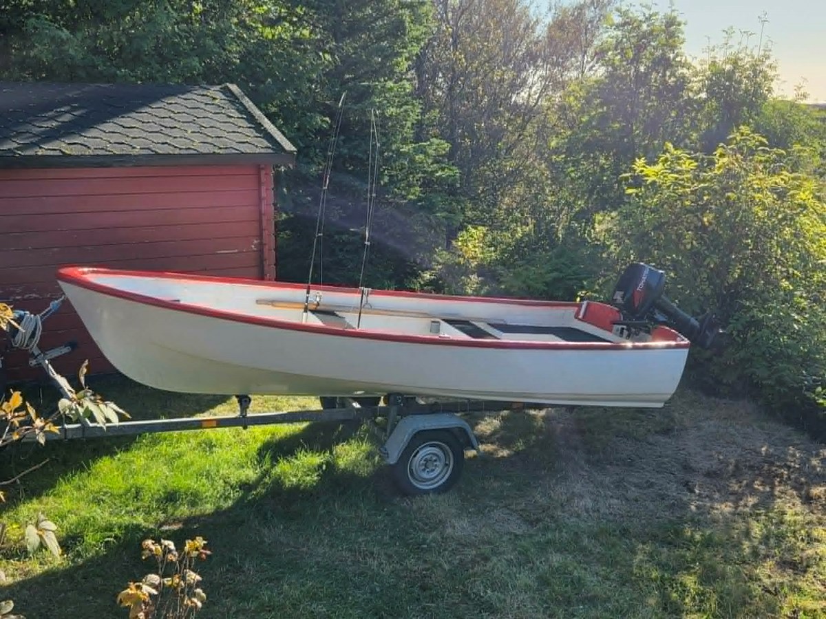 4.2m góður vatnabátur með kerru. 9.8hp l