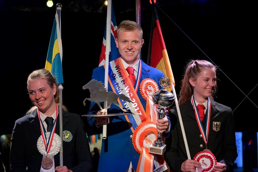 Konráð Valur á verðlaunapalli ásamt Brynju Sophie Arnarsson, Þýskalandi sem varð í 2. Sæti og Elise Harryson, Svíþjóð sem varð í þriðja sæti.