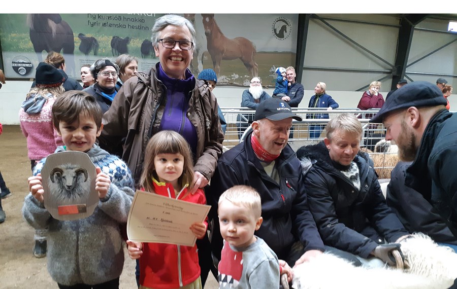 Besti hyrndi lambhrúturinn kom frá Kaldbak og eru Sigríður Heiðmundsdóttir og Viðar Steinarsson með barnabörnunum alsæl með verðlaunin.