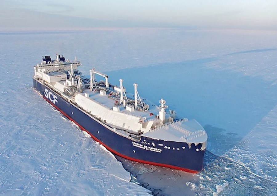 Rússneska gasflutningaskipið Christophe de Margerie var fyrsta flutningaskipið sem siglir um norðurslóðir til Asíu án aðstoðar ísbrjóts. Hér bakkar skipið á fullu í gegnum ísinn.