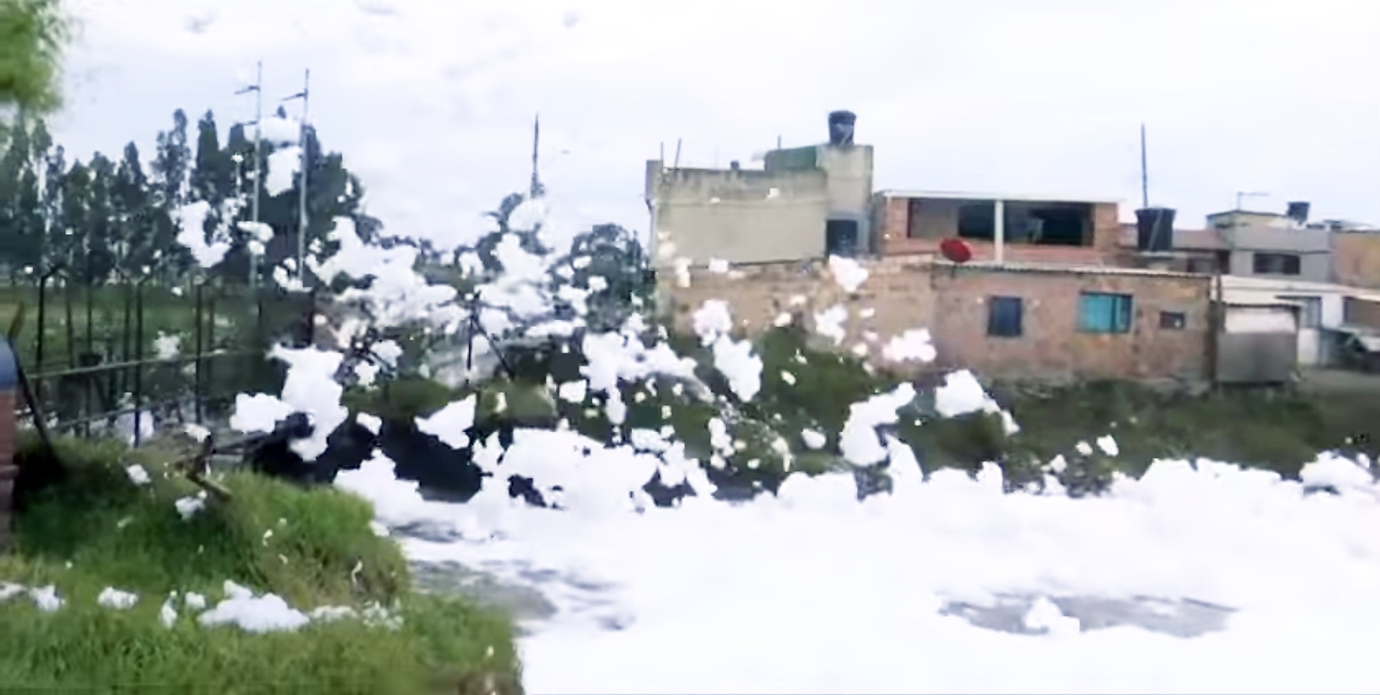 Froða tekur yfir hverfi Kólumbíu