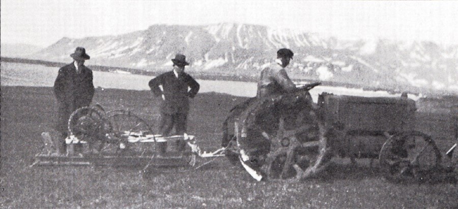 Austin-dráttarvélin reynd við jarðvinnslu á Korpúlfsstöðum, ef til vill vorið 1923. 