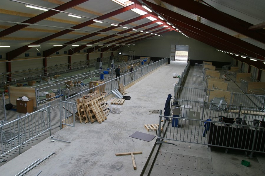 Nútímalegt fjós á lokastigum byggingar.