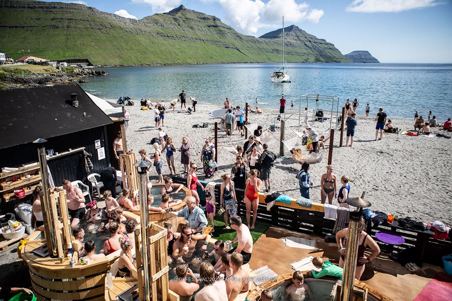 Viðarhitaðir heitapottar og finnsk gufa hefur verið samofin hátíðinni frá upphafi. Sólin lék við hátíðargesti á föstudeginum og var þá að vonum þéttsetið í pottunum.