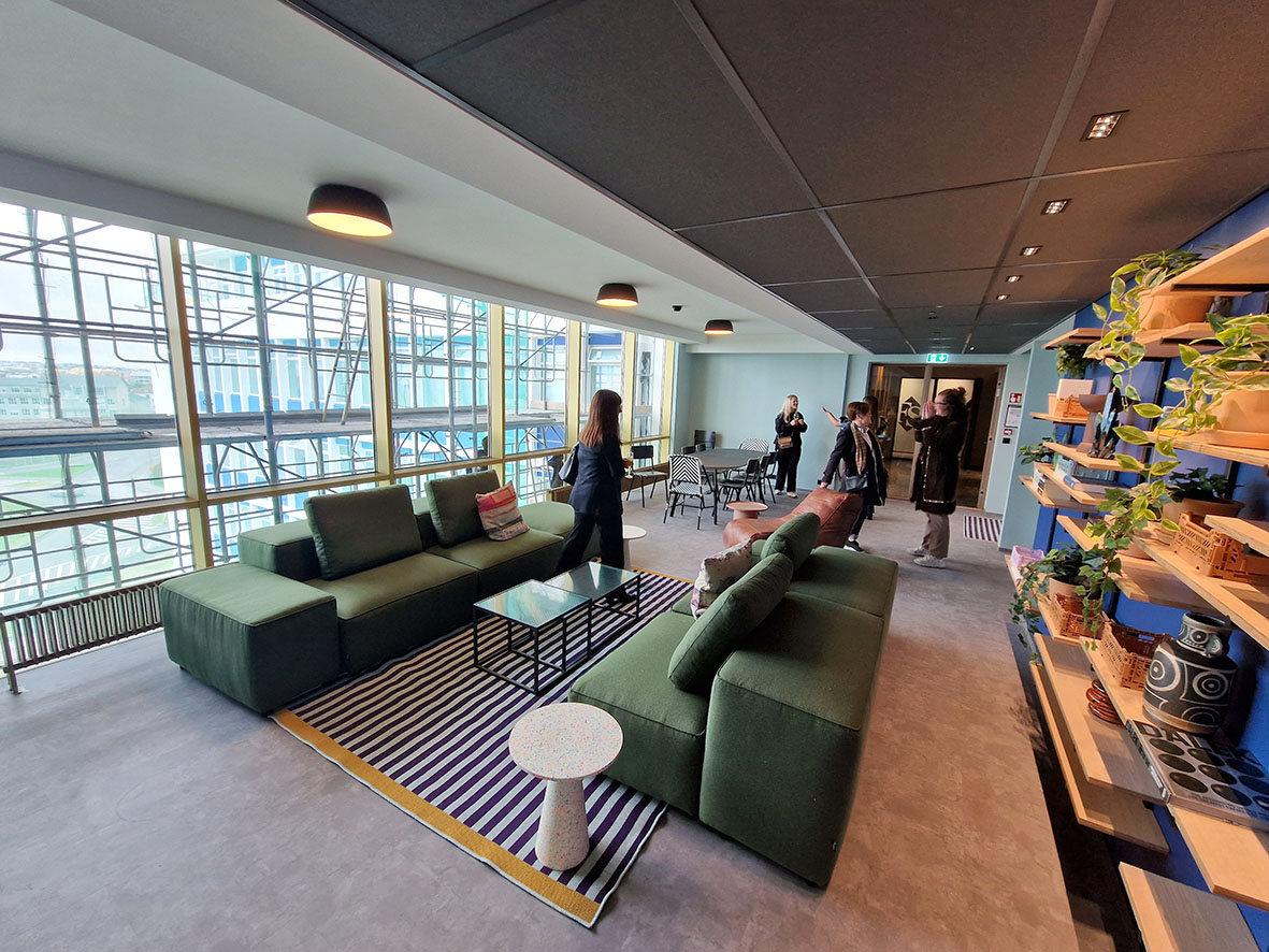 Stúdentar fluttir í Sögu