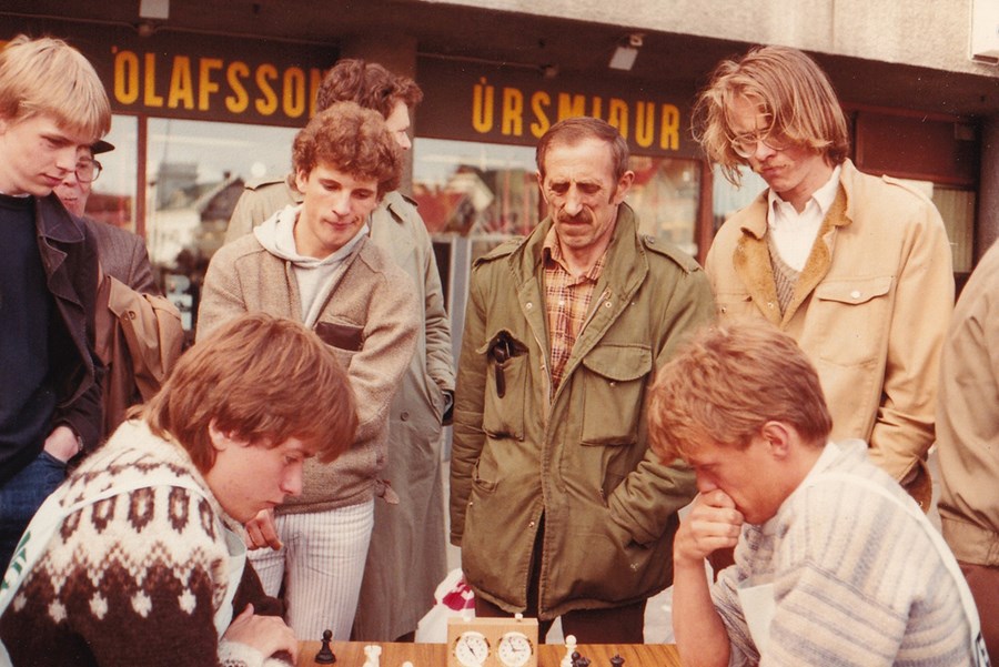 Greinarhöfundur kannast hér við Jóhann Hjartarson, til vinstri. Frá útiskákmóti á Lækjartorgi, 1983. Lesendur þekkja kannski fleiri. 