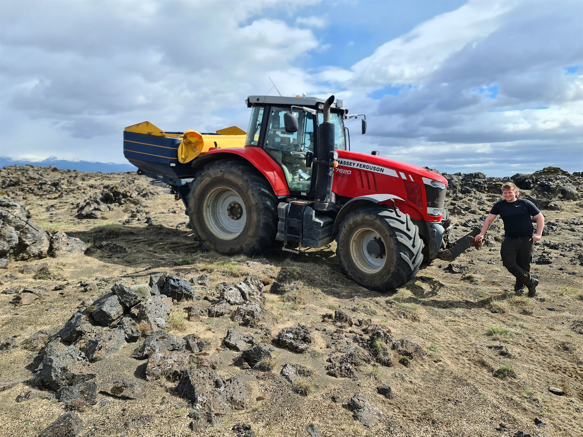Devor bilan oralgan Kurildagi yalangoch qizlarning uy fotosuratlari