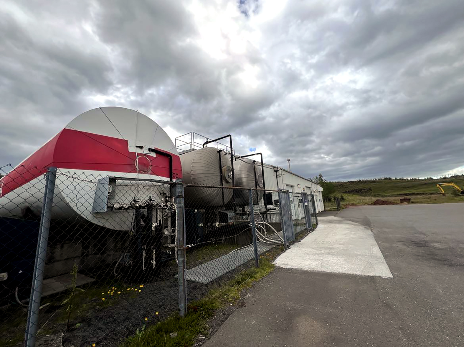 Afkomutjón blasir við