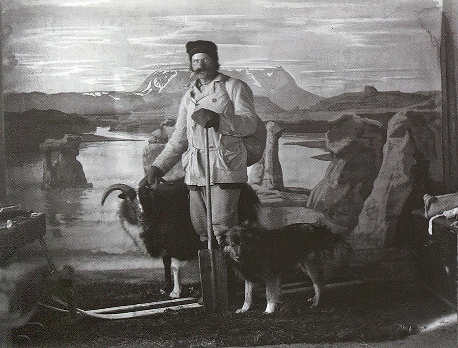 Eins og flestir vita byggir Aðventa á frásögn af raunverulegri fjallaferð Benedikts Sigurjónssonar sem nefndur var Fjalla Bensi. Hann hafði með sér hundinn Leó og forystusauðinn Eitil.