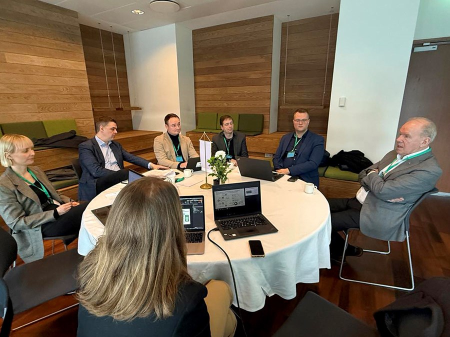 Landeldisbændur á deildarfundi.