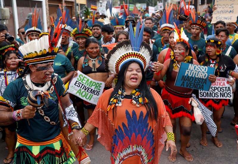 Sônia Guajajara, ráðherra frumbyggja í Brasilíu, tók þátt í fjölmennri kröfugöngu við upphaf COP30, þar sem m.a. var krafist tafarlausra aðgerða til verndar Amazon-svæðinu.