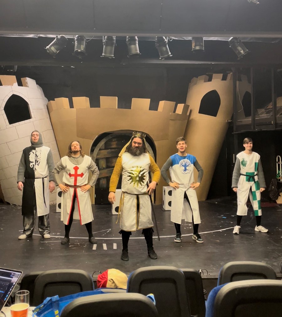 Þeir eru vígalegir á sviði, leikarar Leikfélags Vestmannaeyja.