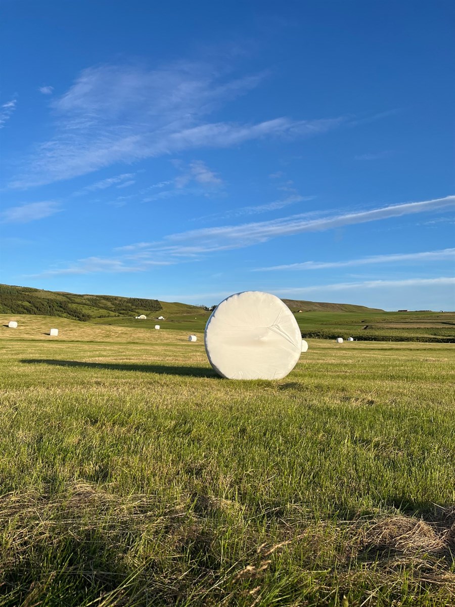 Tilbúinn áburður til túnræktar og rúllubaggaplast hafa hækkað í verði eftir lokun Hormússunds. 