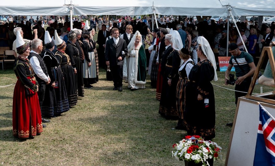 Hópurinn stendur heiðursvörð fyrir forseta Íslands, Höllu Tómasdóttur, og fjallkonuna, Gunnvor Danielsdóttur. 