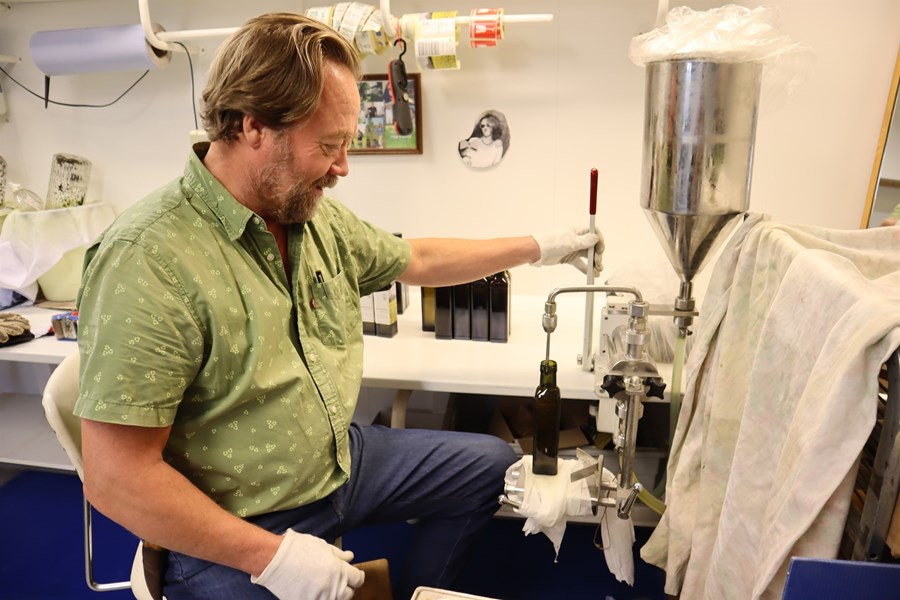 Repjuolía hefur ekki endilega verið hátt skrifuð á Íslandi sem matarolía. Eymundur Magnússon í Vallanesi framleiðir kaldpressaða, lífræna repjuolíu og segir hana afbragð til matargerðar.