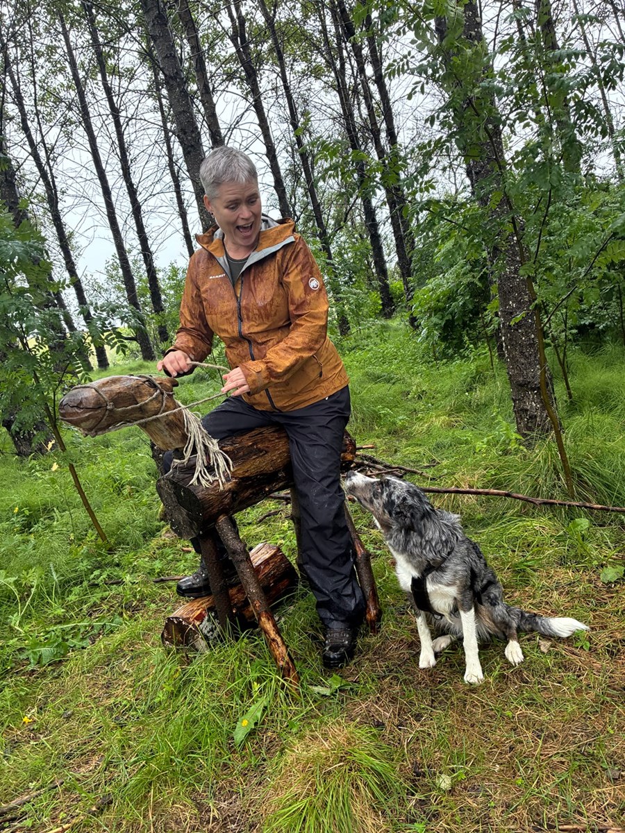 „Býflugnabændur fara á hestbak þegar þeir hafa ekkert að gera,“ segir Agnes og skellir sér á bak hryssunni Stjörnu sem býr í skóginum á Galtalæk. Tíkin Þoka fylgist með reiðlaginu, en Stjarna er verk eftir mæðgurnar Iðunni Ösp og Björk Gunnbjörnsdóttur. 