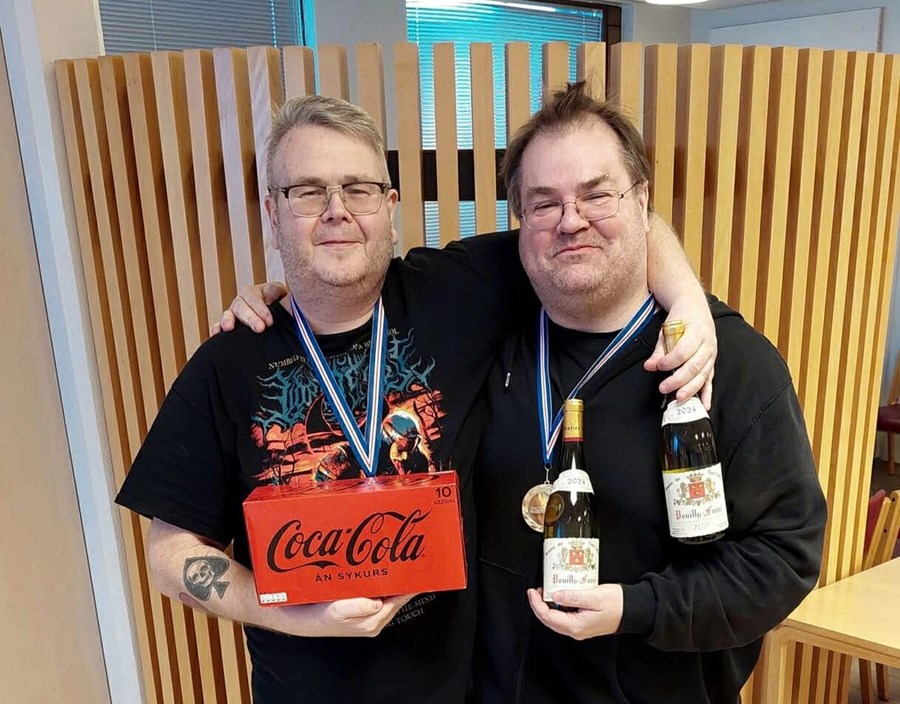 Þeir leyfðu sér að brosa glaðhlakkalega þeir Sigurbjörn Haraldsson og Magnús E. Magnús- son þegar fyrir lá að gullið væri þeirra, Íslands- meistarar í tvímenningi tvö ár í röð.  