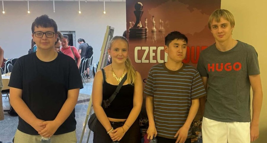 Adam, Iðunn, Ingvar og Benedikt tefla í Prag.