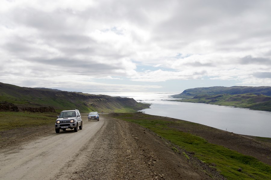 Hjallaháls er erfiður farartálmi á leiðinni um austanverða Barðastrandarsýslu. Hér er horft niður í Djúpafjörð, en Gufufjörður er fjær. Teigsskógarleiðin mun ligga yfir grynningar í mynni þessara fjarða og yfir á Melanes.