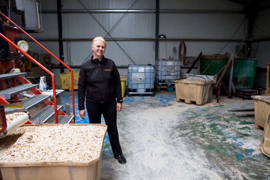 Guðný Tómasdóttir hjá svínabúinu að Ormsstöðum segir að búið hafi notað afgangsbrauð sem svínafóður frá 1980 og að reynslan af því sé mjög góð.