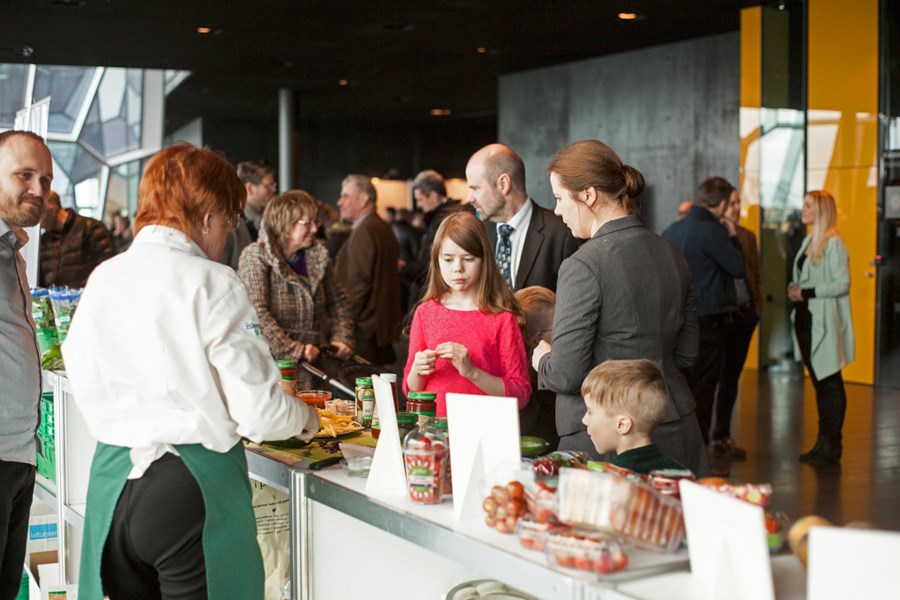 Börnin sýndu grænmetinu frá Sölufélagi garðyrkjumanna áhuga.