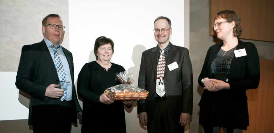 Ræktendur Bamba, Geir Árdal og Margrét Bjarnadóttir frá Dæli í Fnjóskadal, taka við viðurkenningu LK úr hendi Sigurðar Loftssonar formanns og Guðnýjar Helgu Björnsdóttur, stjórnarmanns LK.