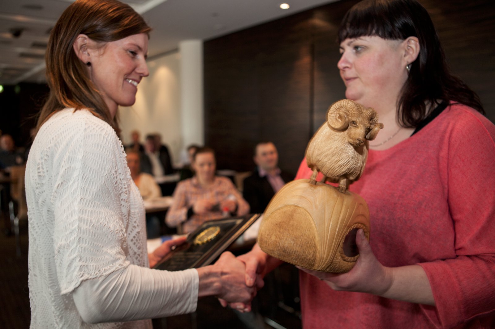 Viðurkenningar sæðingastöðvanna veittar fyrir Danna og Rafal á aðalfundi LS