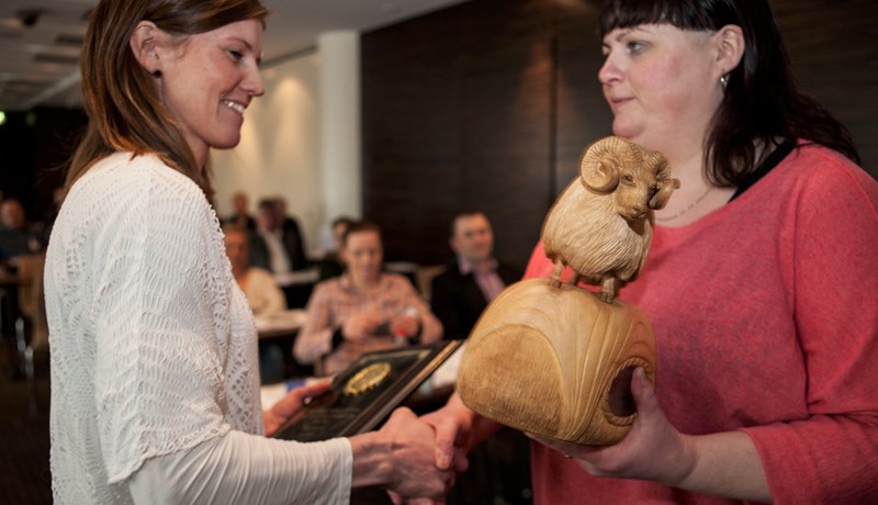 Viðurkenningar sæðingastöðvanna veittar fyrir Danna og Rafal á aðalfundi LS