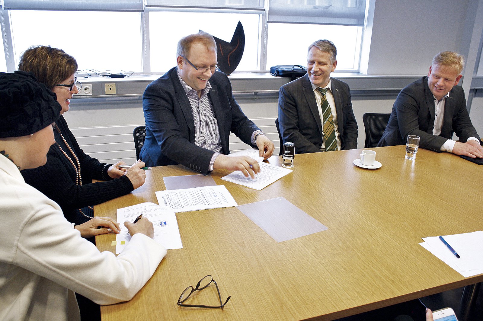 Ísland ljóstengt byrjar vel