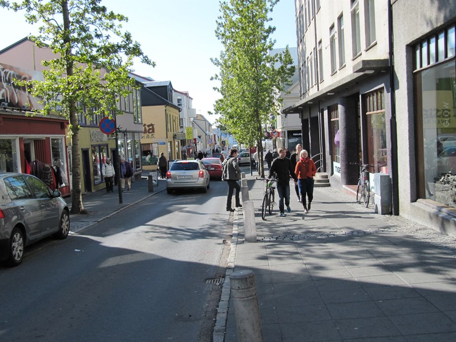 Umlykjandi götur í mannlegum mælikvarða hvetja fólk til að rölta um og sinna erindum á leiðinni.