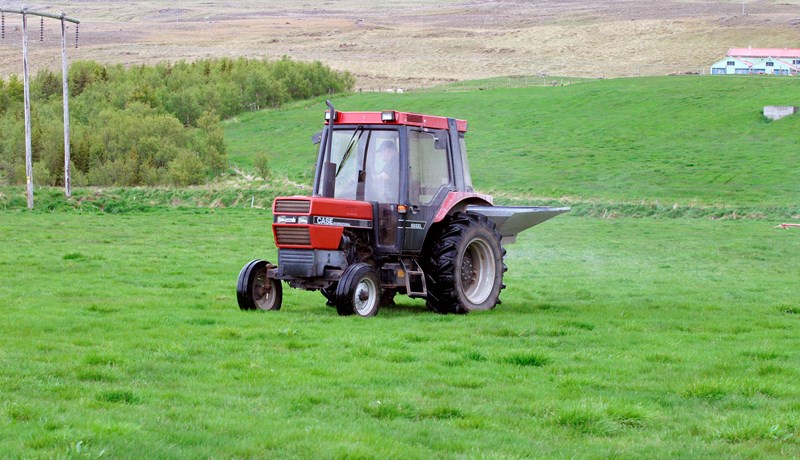Einhverjar tafir á afgreiðslu áburðar ytra