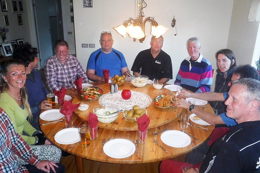 Við kvöldmatarborðið á Aðalbóli þar sem húsfrúin bætti stanslaust á fötin af nýveiddum silungi á borðið góða sem bresku ferðalangarnir kölluðu Lazy Susan.