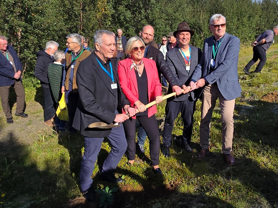 Gróðursetning forseta að Varmalandi. F.v. Jónatan Garðarsson, formaður Skógræktarfélags Íslands, Halla Tómasdóttir forseti, Sveinn Þórólfssn og Pavle Estrajher frá Skógræktarfélagi Borgarfjarðar og Páll Þorsteinsson, upplýsingafulltrúi Toyota á Íslandi.