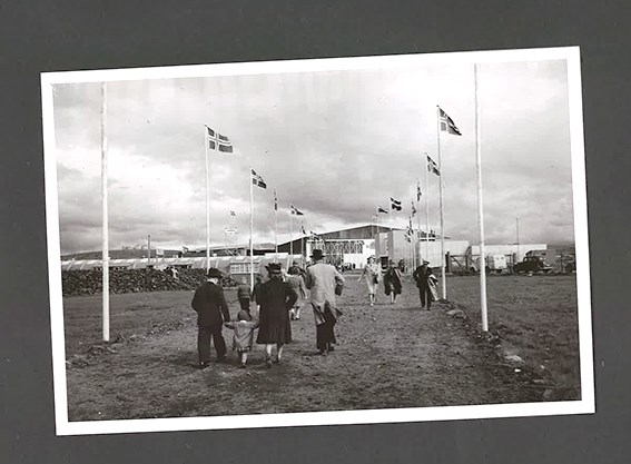Aðkoma Landbúnaðarsýningarinnar 1947 sem haldin var í stórum flugvélaskála og útisvæði umhverfis hann vestast á Reykjavíkurflugvelli.