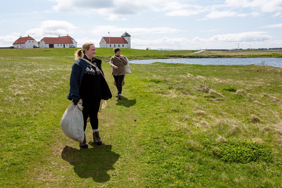 Á Bessastöðum er nokkuð stórt æðarvarp sem Harpa Marín og Selma Ósk Jónsdætur sinna fyrir hönd forsetaembættisins. Þær njóta þess að komast í varpið og vera utan við allt ys og þys, en þrátt fyrir nálægð við þétta byggð höfuðborgarsvæðisins er mikil kyrrð og ró á Bessastaðanesi.