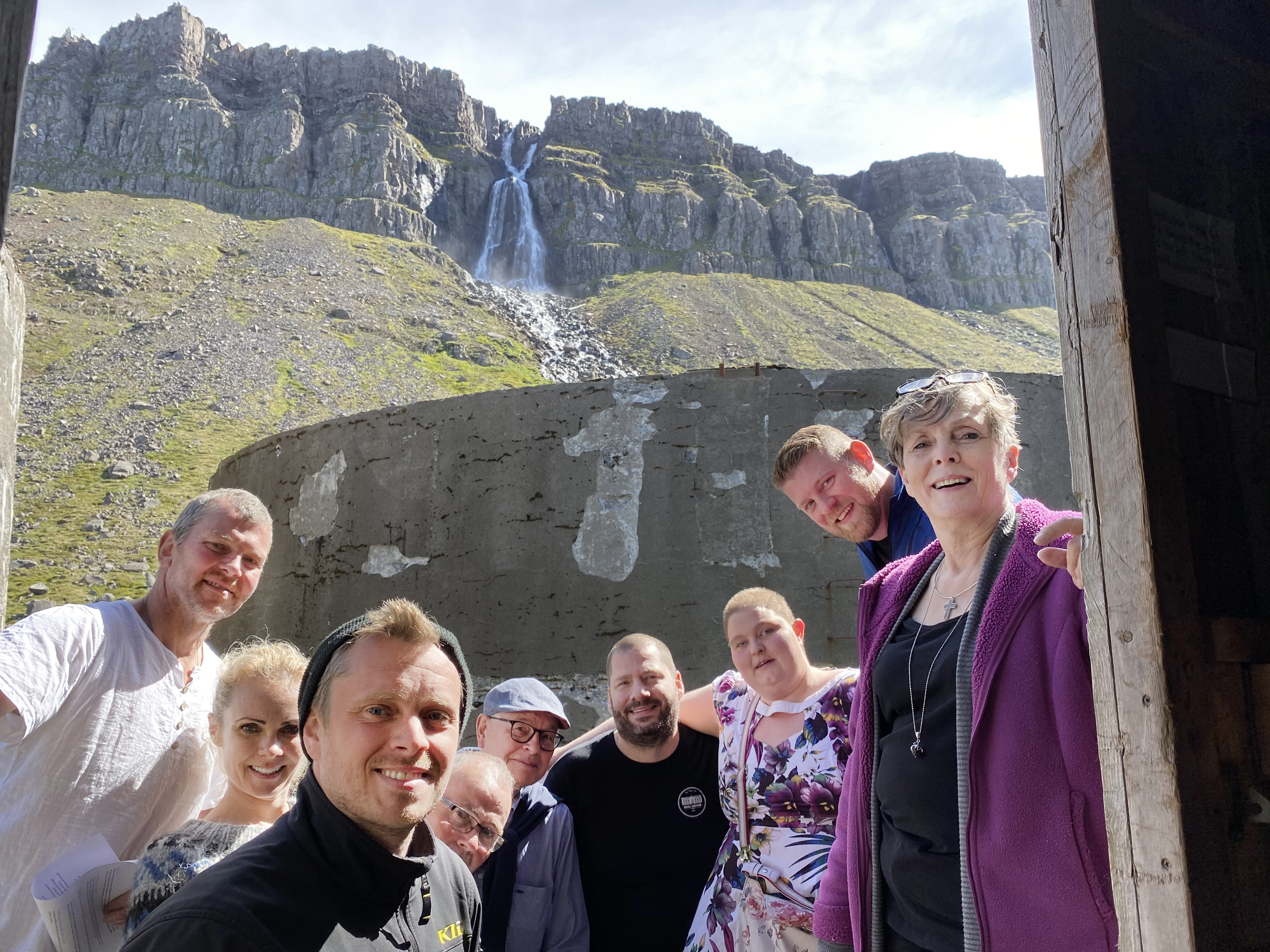 Baskasetur byggt upp &#237; risav&#246;xnum l&#253;sistanki