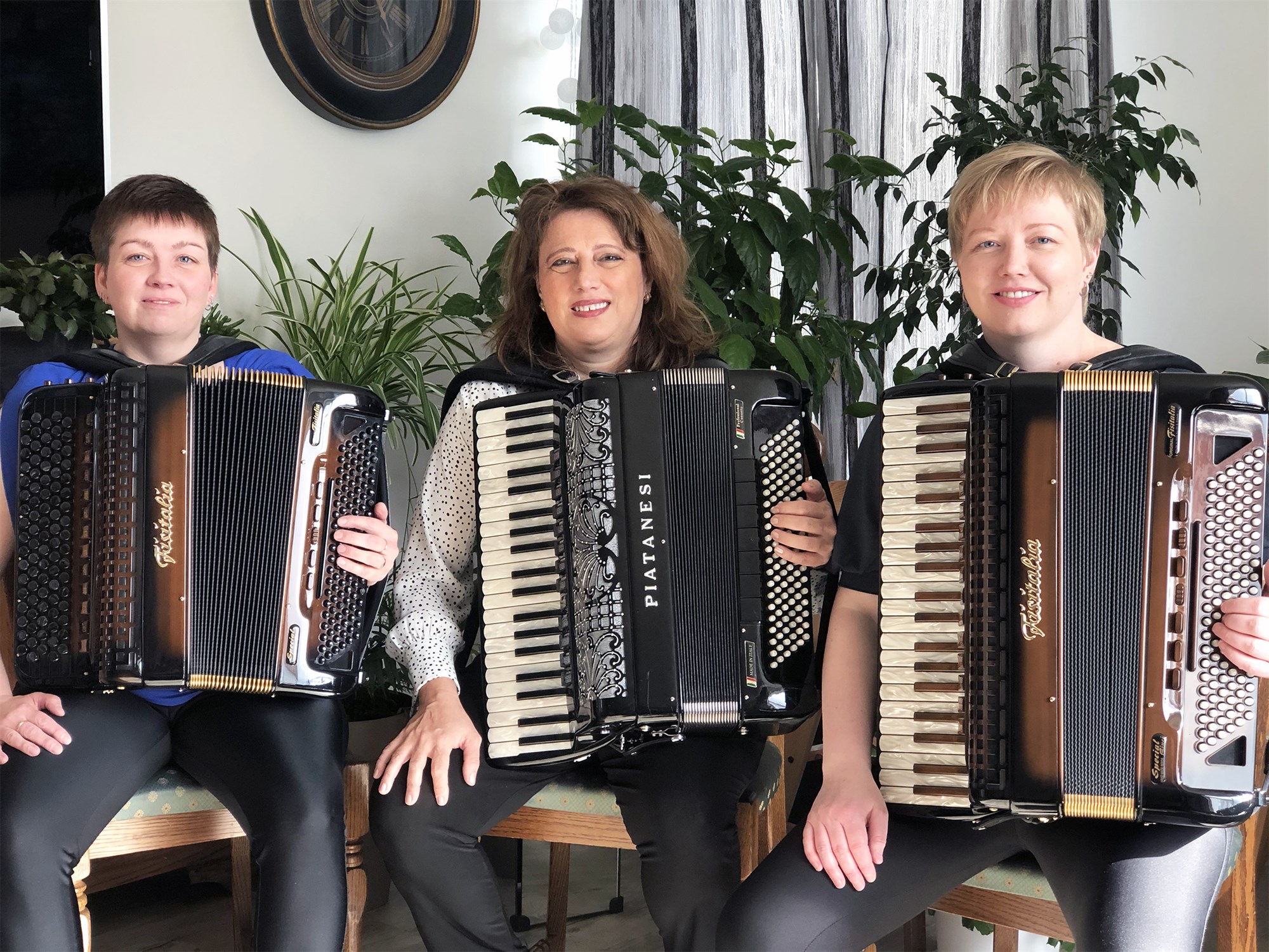 Harmonikkuvinkonurnar, frá vinstri, Elsa Auður, María og Agnes Harpa eftir tónleika annan í hvítasunnu 2021 í Lóni á Akureyri.