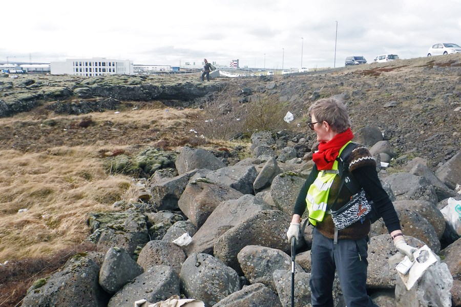 Ágústa Harðardóttir var að tína rusl við veginn á móts við Vallahverfið í Hafnarfirði ásamt vinkonum sínum, þeim Sesselíu og Björgu.