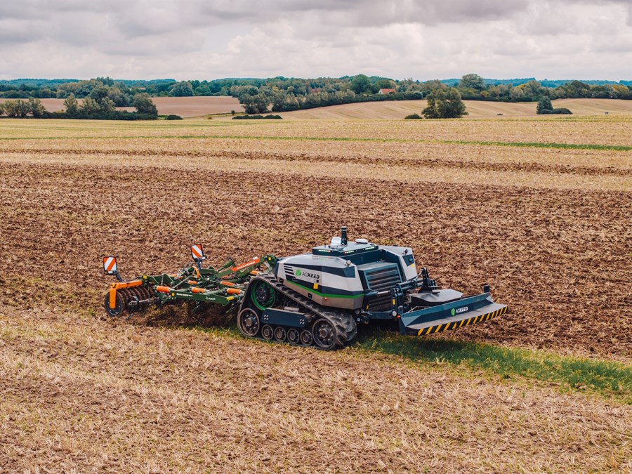 Ein af dráttarvélum ársins er AgXeed 5.115T2. Þetta er dísilknúinn sjálfkeyrandi beltatraktor sem er þegar kominn í notkun hjá bændum.