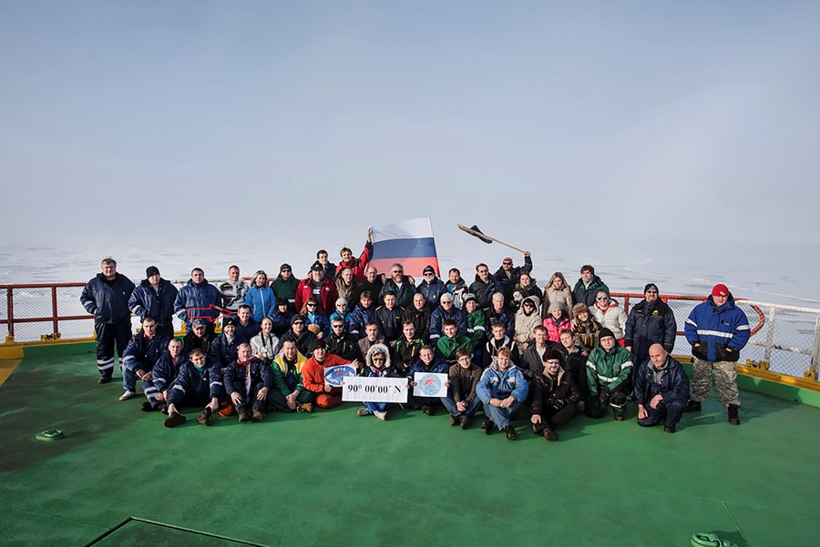 Áhöfnin á rússneska rannsóknar­skipinu, rauða örin bendir á flöskuskeytasendandann.