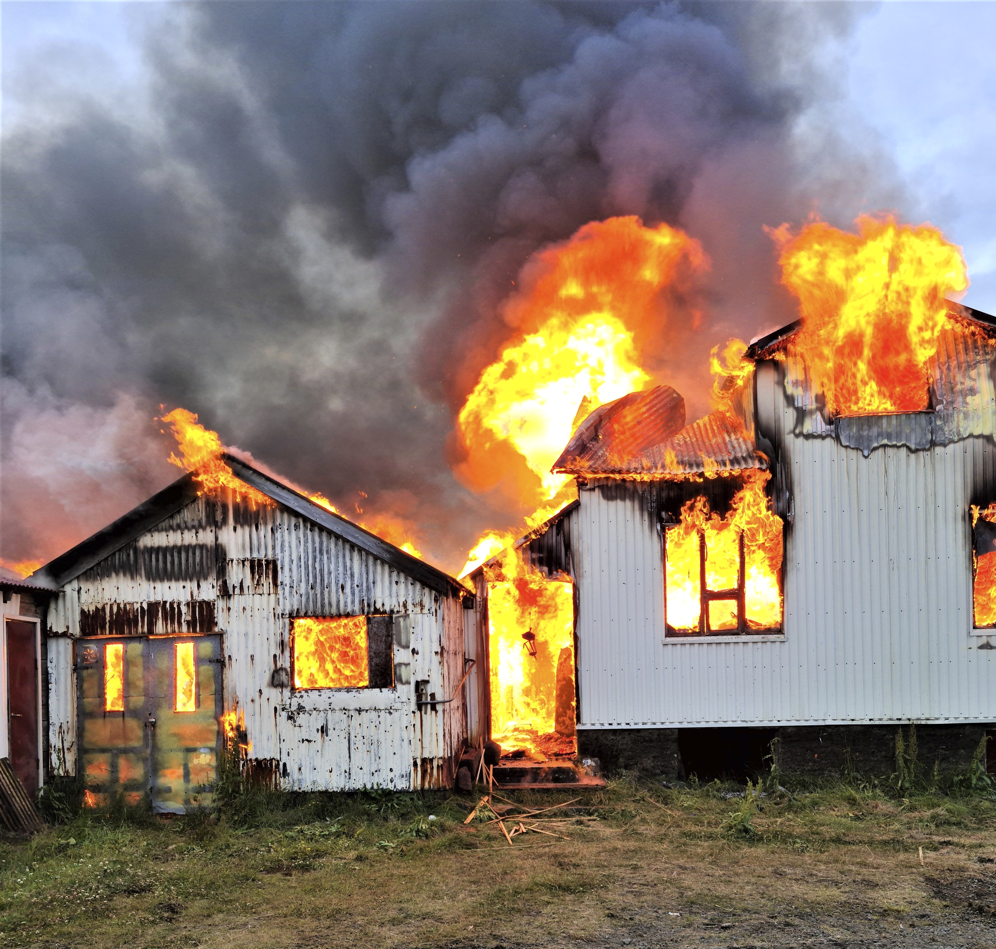 Kveikt í gamla húsinu í Akbraut
