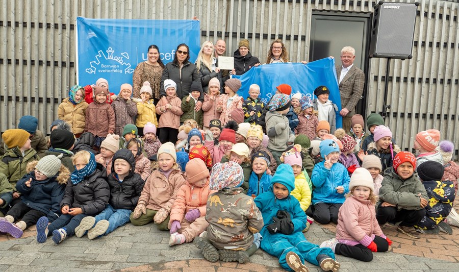 Það var mikið fjör á Akranesi þegar starfsfólk UNICEF á Íslandi heimsótti alla leik- og grunnskóla á Akranesi í fylgd starfsfólks bæjarins um leið og viðurkenningin um Barnvænt samfélag var afhent.